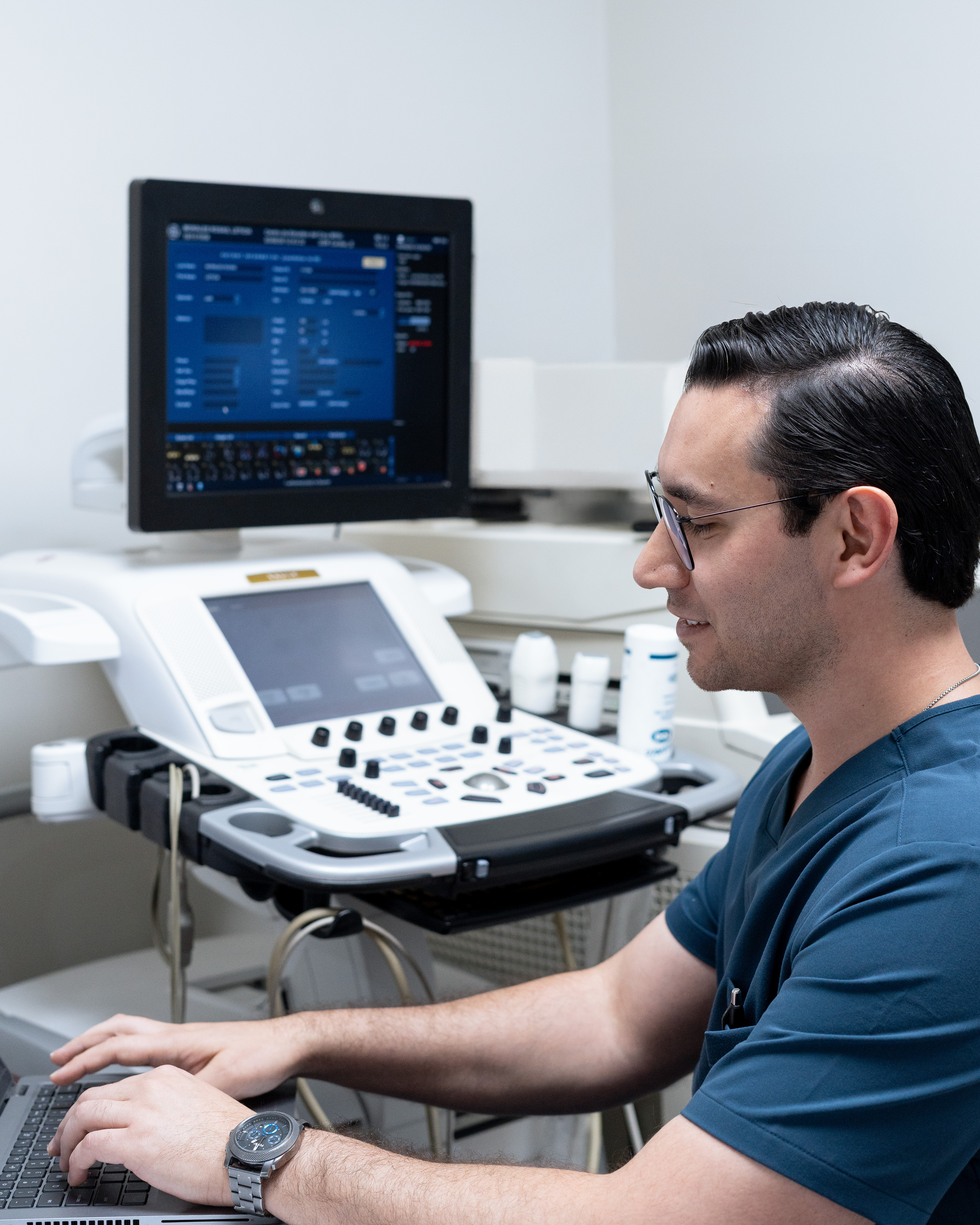 Dr. Roberto Martínez Maltos revisando ecocardiograma